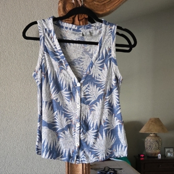 Rachel Zoe Tops - Rachel Zoe Sleeveless Blue Palm-Print Button Front Top